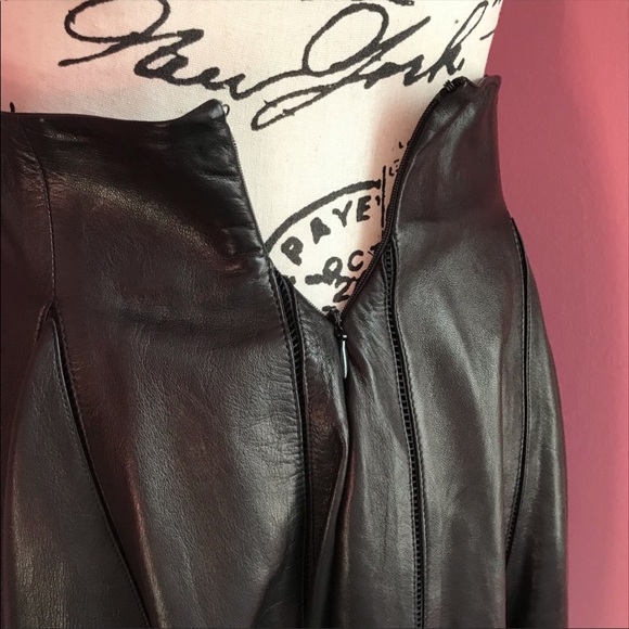 📸 ALEXANDER MCQUEEN Black Leather Skirt 📸 - Picture 3 of 7